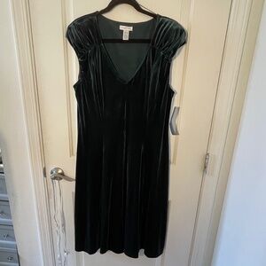 Green, cap-sleeve, velvet dress. NWT, by London Times, size 14